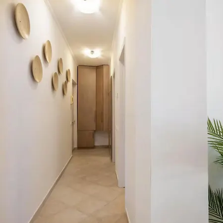 Modern 2 Bedroom With Balcony Apartament